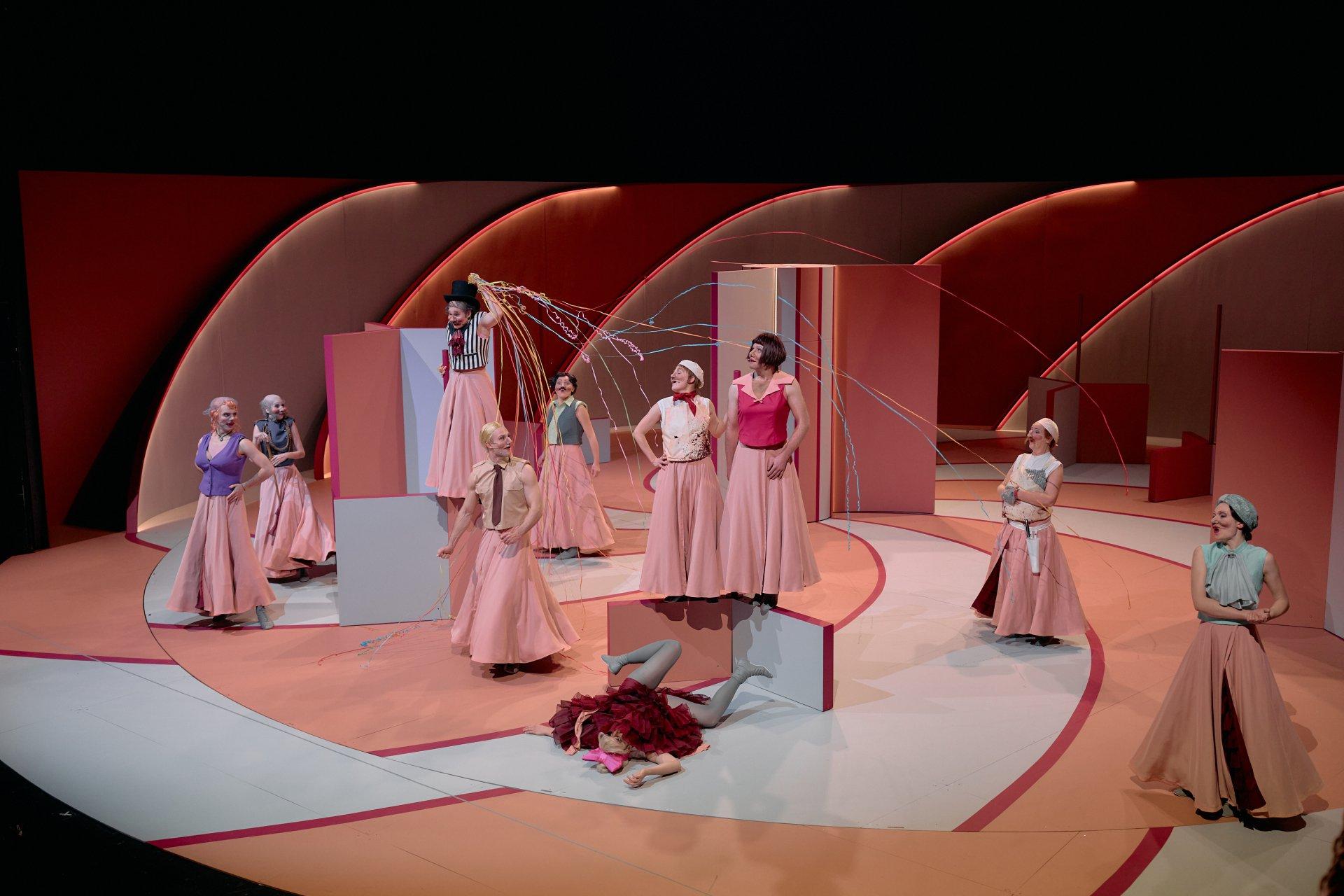 Sprech-Singsang im Zuckerbäckerhimmel: Rieke Süßkow legt Horváths „Geschichten aus dem Wiener Wald“ am Wiener Volkstheater eine zweite Partitur über.