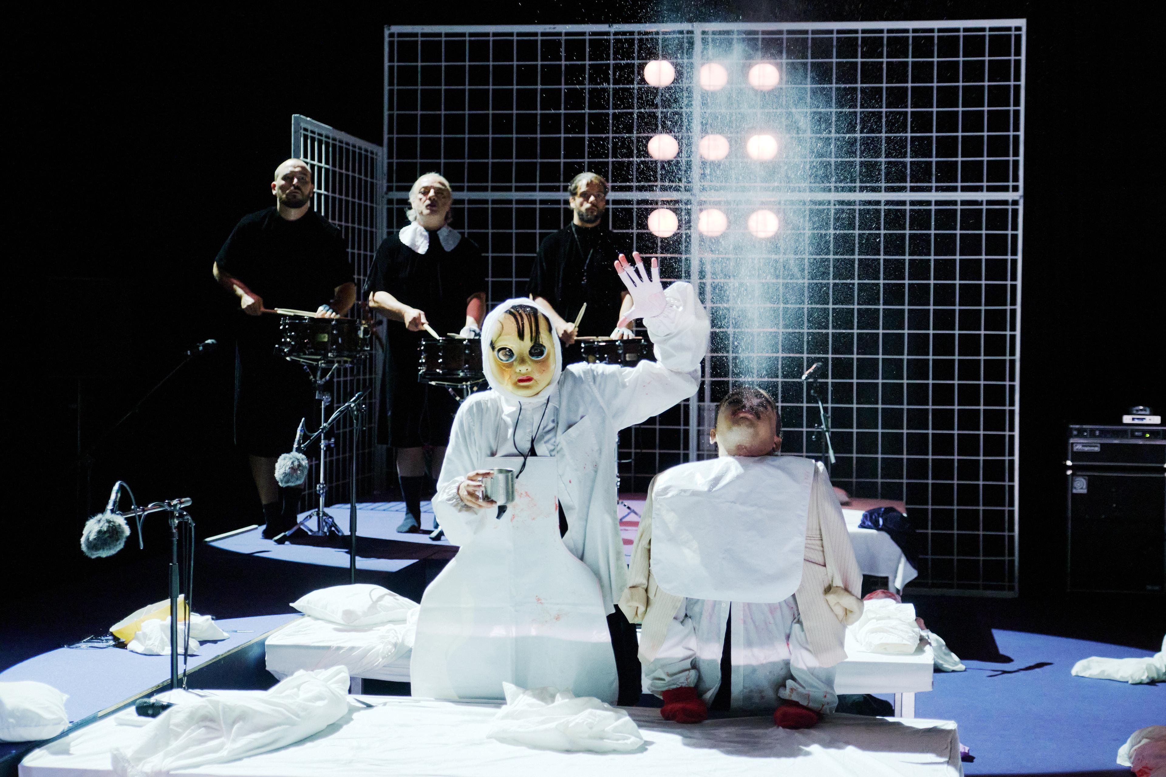 „NÔT“ von Marlene Monteiro Freitas beim Internationalen Sommerfestival auf Kampnagel. Foto Fabian Hammerl