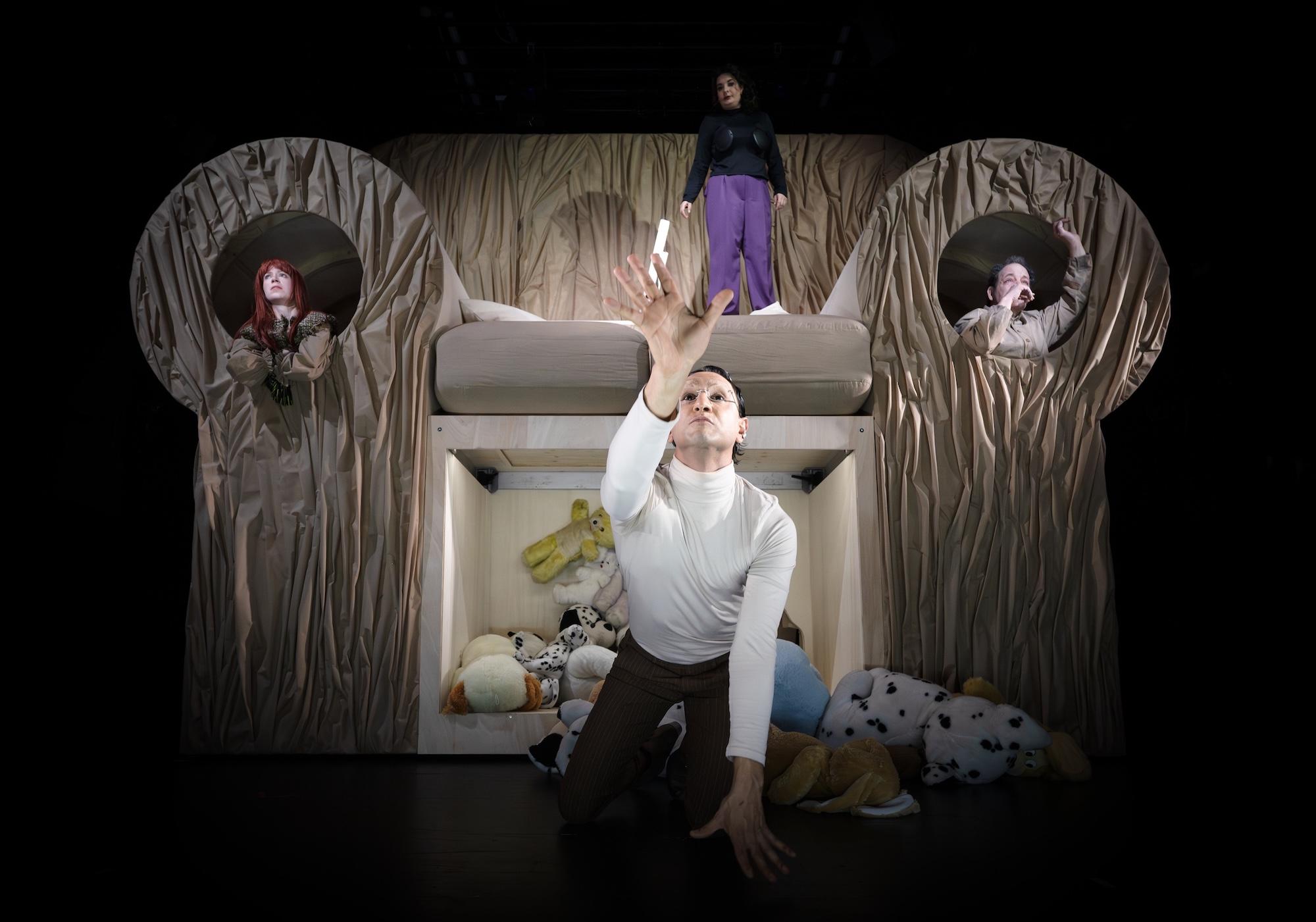 Der KI Roboter MO-NI ist ein Fehler im System, denn sie entwickelt einen eigenen Willen – mit weitreichenden Konsequenzen für eine Kleinfamilie: „Es sagt, es liebt uns“ von Emre Akal in einer Inszenierung von Dennis Duszczak am Nationaltheater Mannheim.