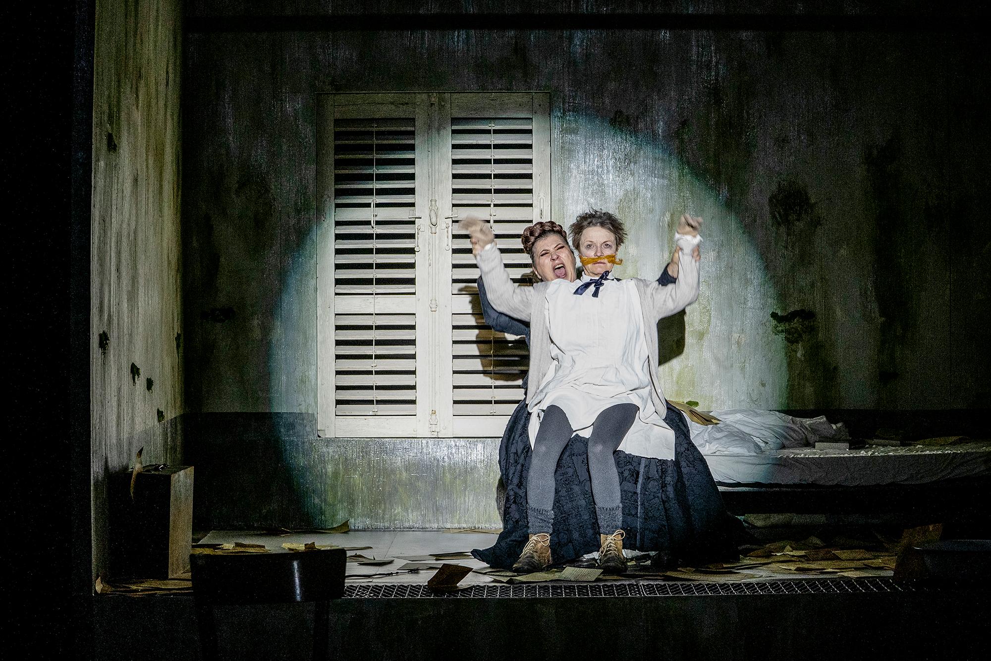 Szene aus „Wir Nietzsche“ (UA) mit Texten von Friedrich Nietzsche. Regie Roberto Ciulli am Theater an der Ruhr