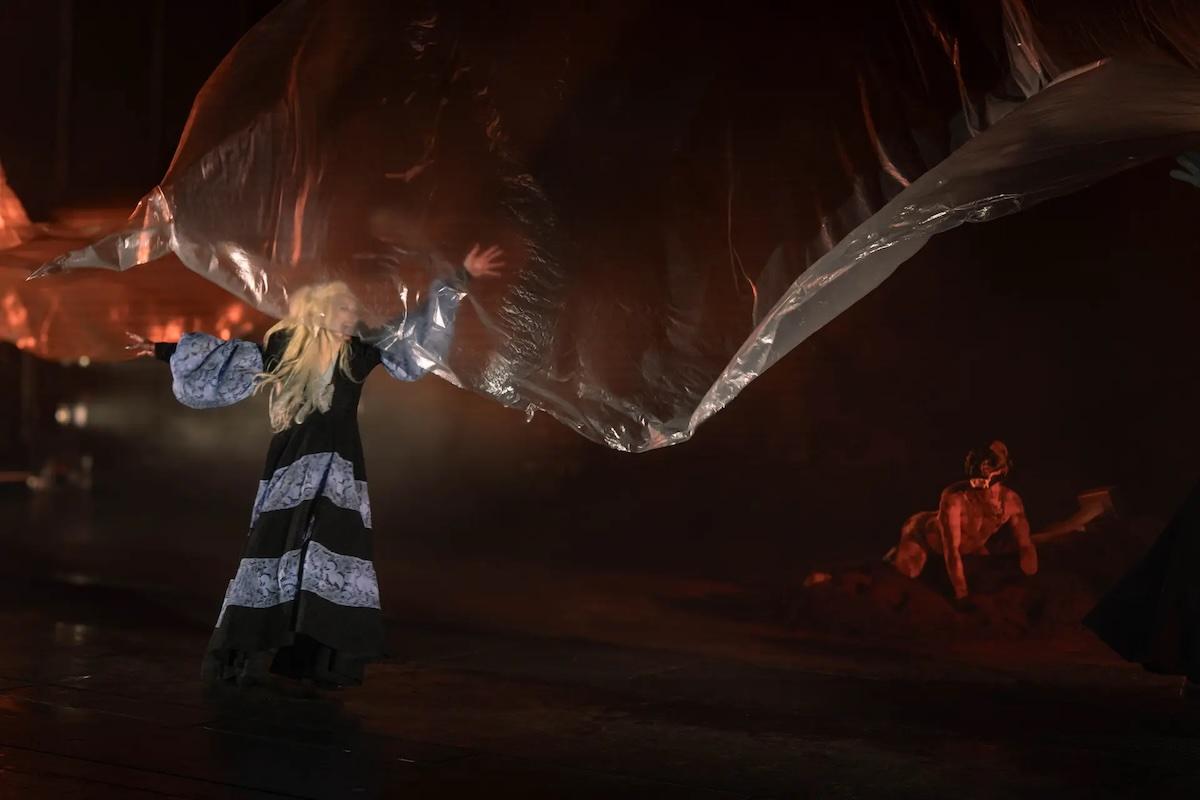 Pathos, Überdeutlichkeit und Projektionsflächen: „Sturmhöhe“ von Emily Brontë in einer Theaterfassung von Thomas Birkmeir am Staatstheater Darmstadt, inszeniert von Anna Bergmann.