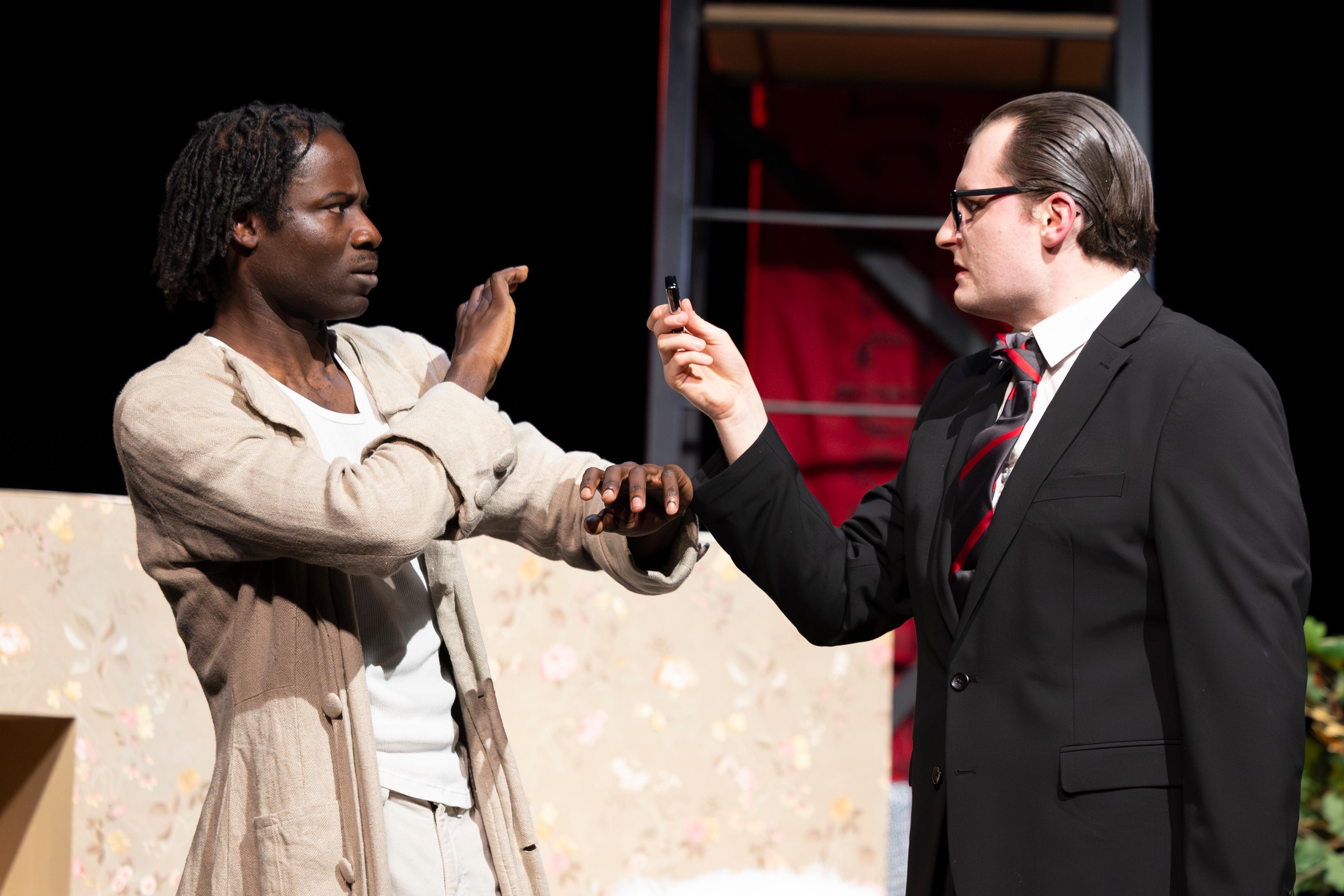 Von puschig zu cool? K als Lanzelot, Aaron Brömmelhaup als Drache im gleichnamigen Theaterstück in der Regie von Mona Kraushaar, Regieübernahme wegen Krankheit Daniel Schütter. Foto Sinje Hasheider