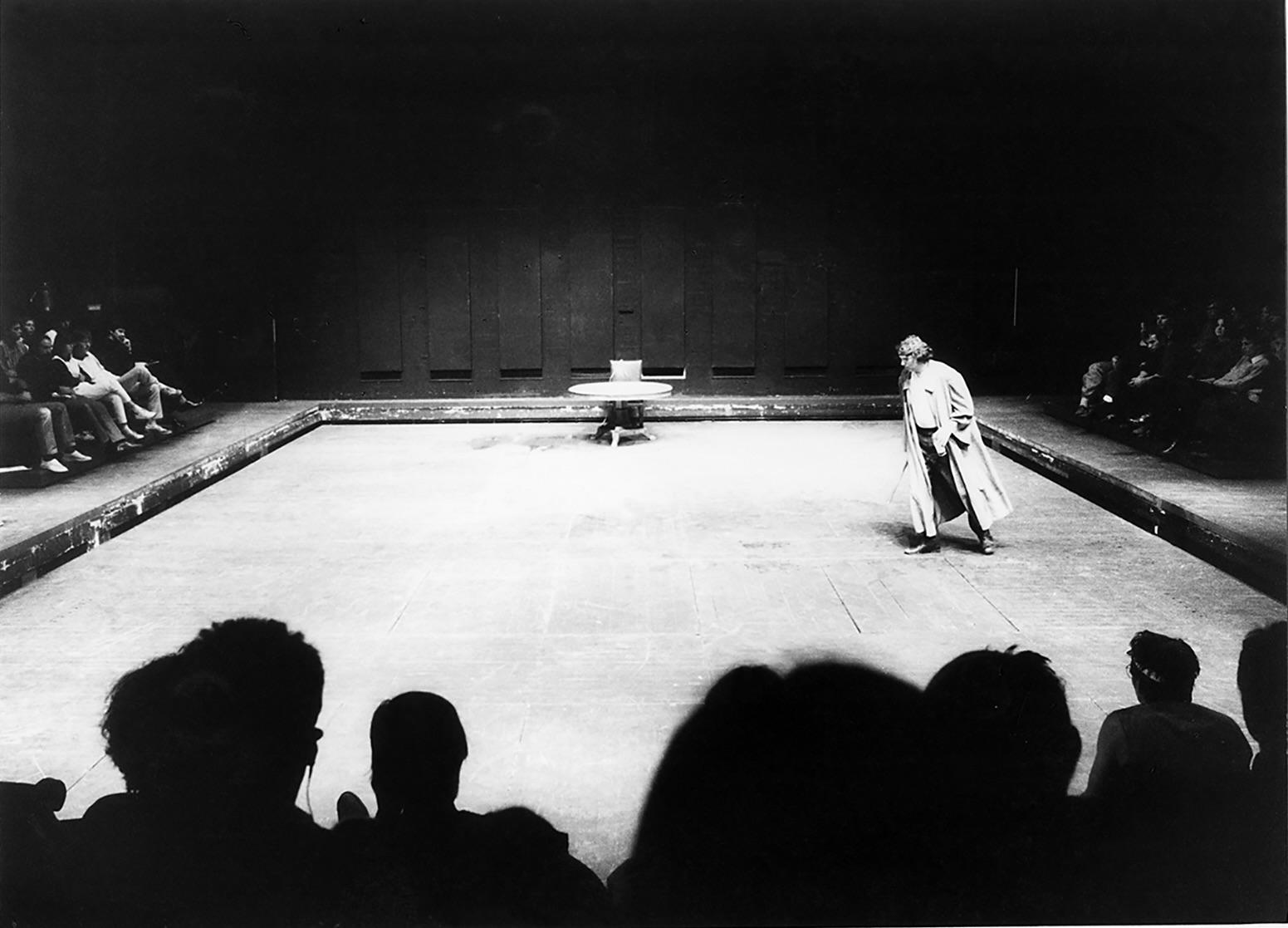 Peter Brombacher als Macbeth in „Macbeth nach Shakespeare“ von Heiner Müller, Inszenierung B. K. Tragelehn 1983 im Kleinen Haus des Düsseldorfer Schauspielhauses. Akademie der Künste, Berlin, B. K.-Tragelehn-Archiv, Archivnummer 281_002