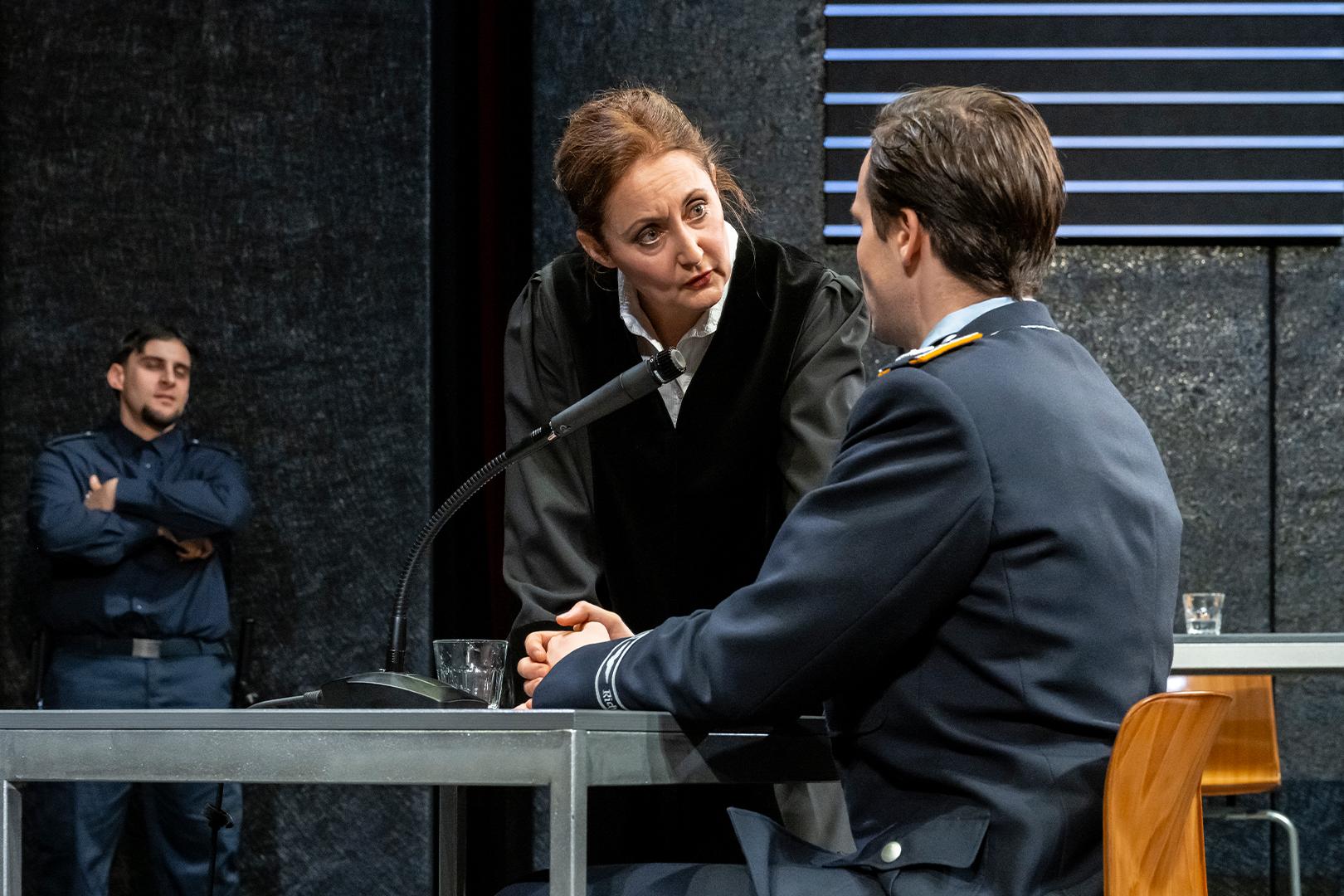 Chalid Farik,Julia Vincze und Oliver Natterer in „Terror“ an den Sächsischen Landesbühnen. Foto René Jungnickel