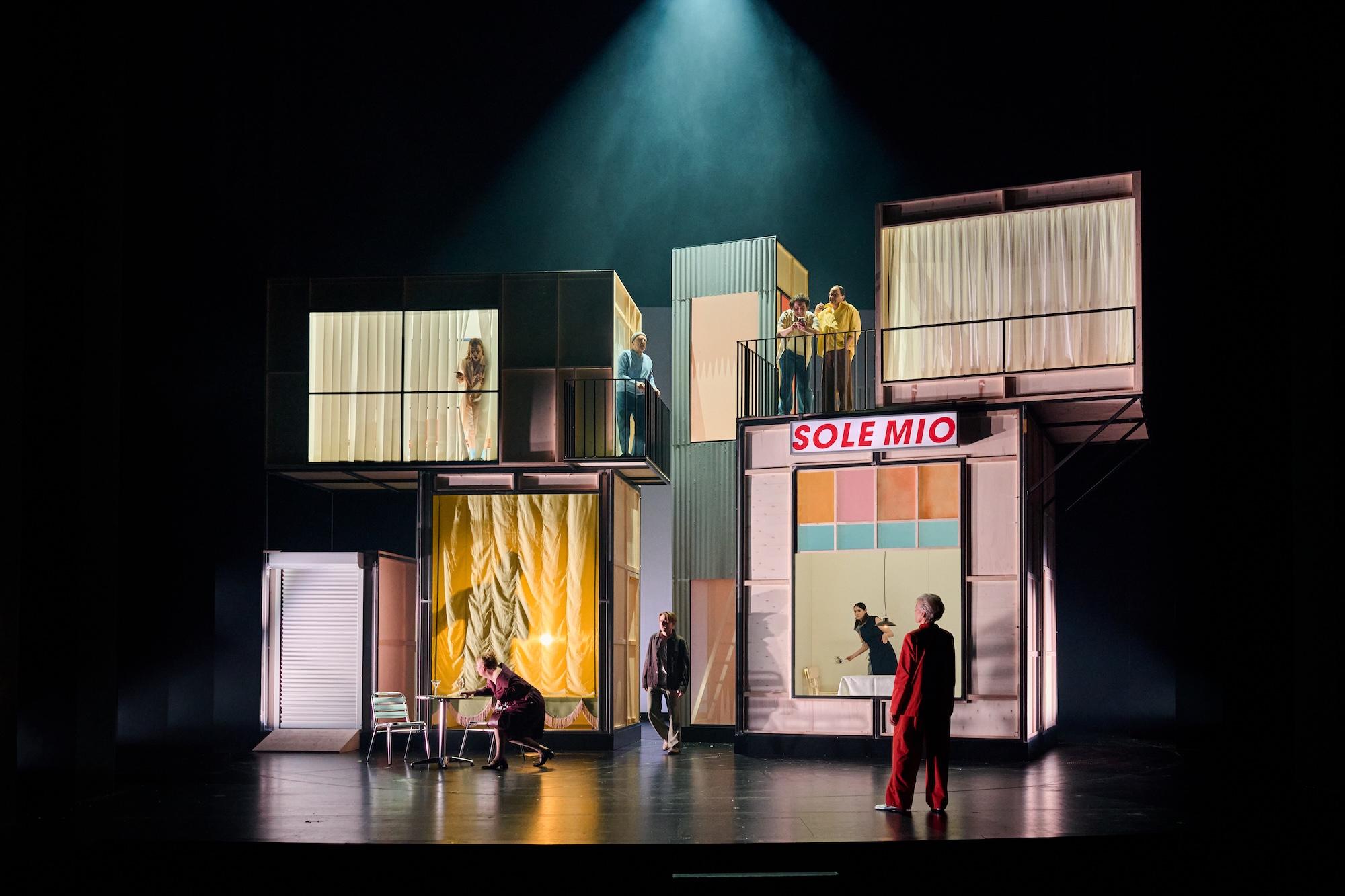 Was hilft gegen Einsamkeit und Vereinzelung? Alina Fluck sucht in ihrer Inszenierung von Dea Lohers „Frau Yamamoto ist noch da“ am Theater Osnabrück Antworten.