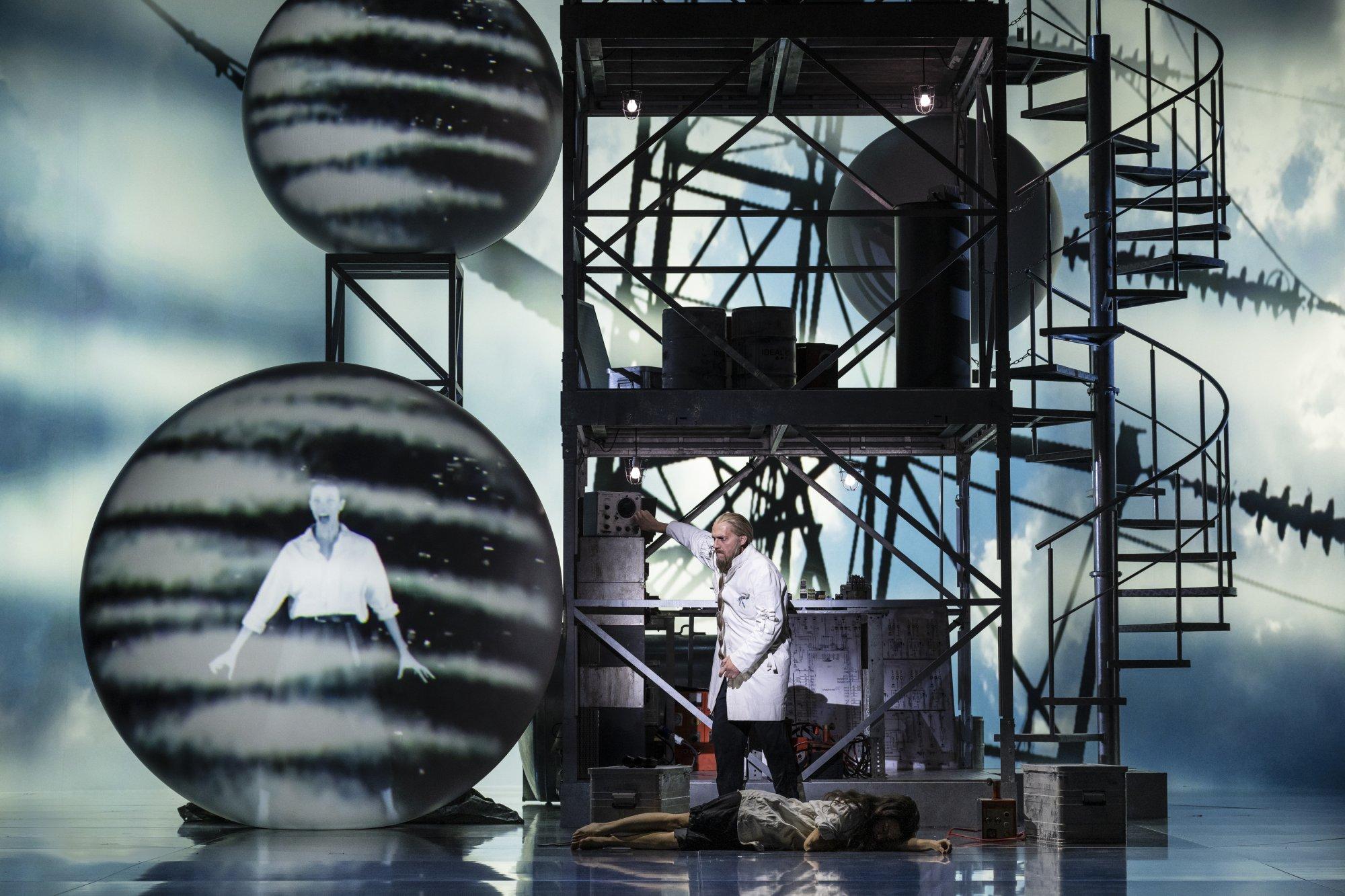 Szenen aus „The Tempest“ Oper von Frank Martin nach William Shakespeare an der Oper Genf.