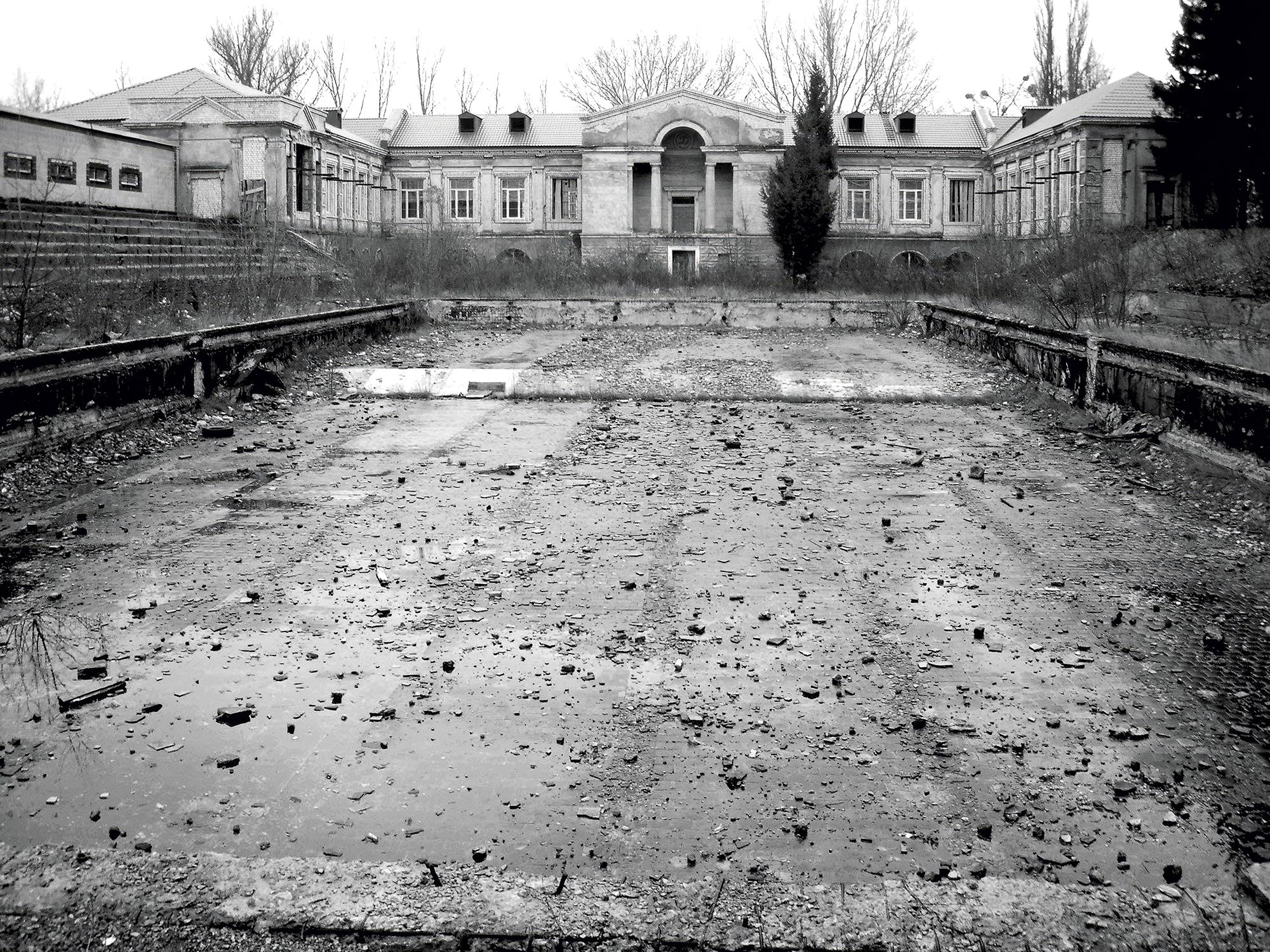 Das DAU-Projekt von Ilya Khrzhanovsky: Aufbau des Filmsets auf dem Gelände eines alten Schwimmbads in Charkiw (Ukraine)