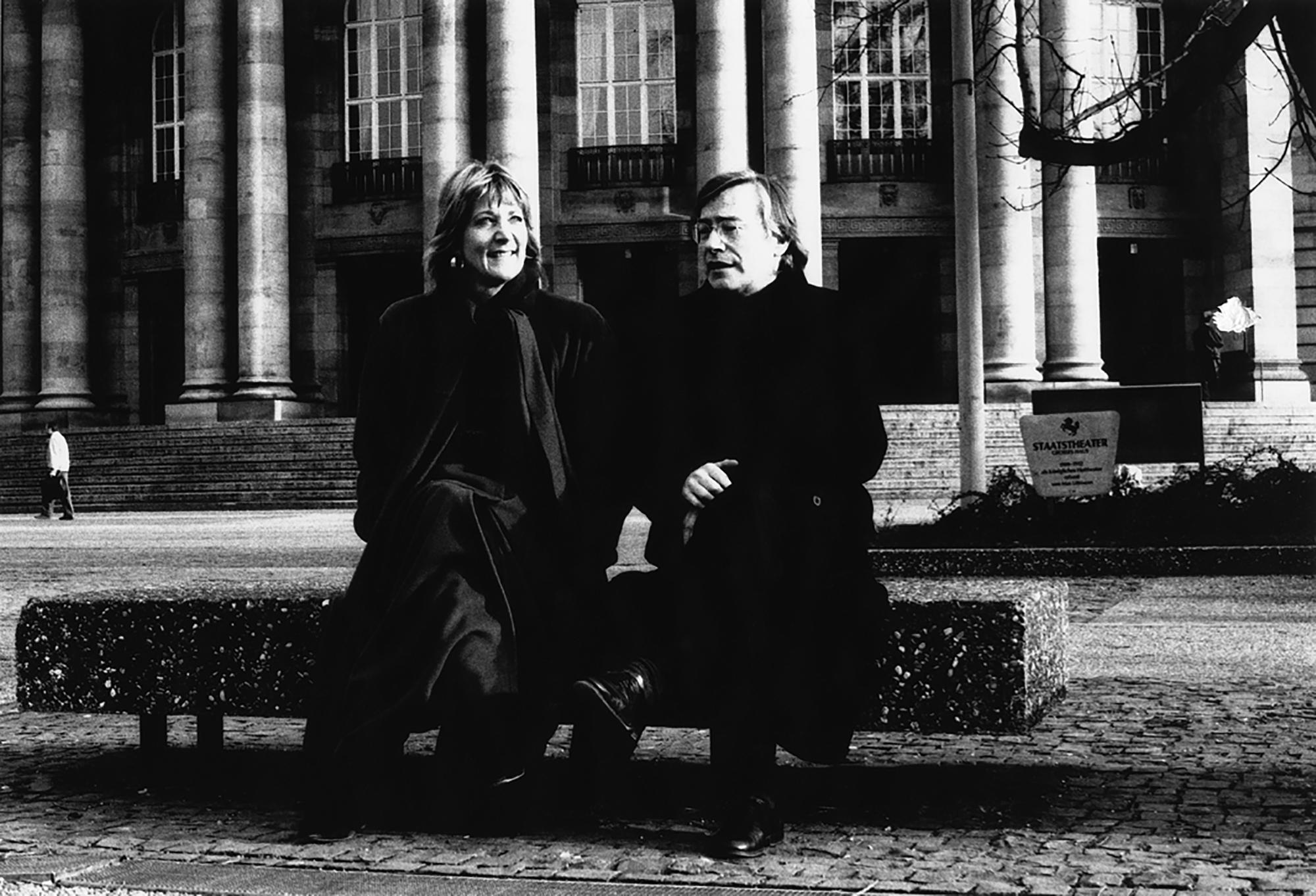 Pamela Rosenberg, Klaus Zehelein vor der Staatsoper Stuttgart.