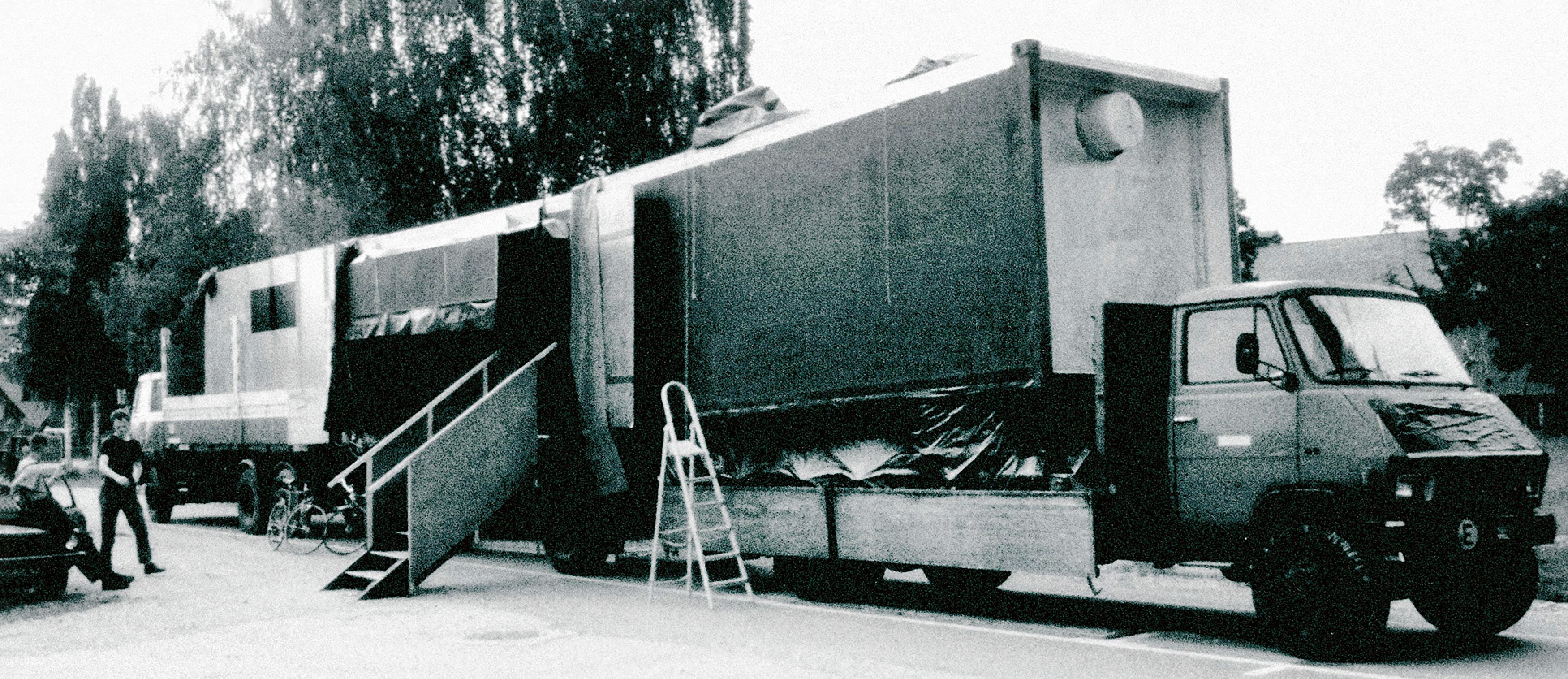 Tode von My friend Martin, 1990, Drei mobile Transportcontainer / Messeparkplatz Graz, Regie: Martin Kušej, Kostüme: Aglaia Foitl