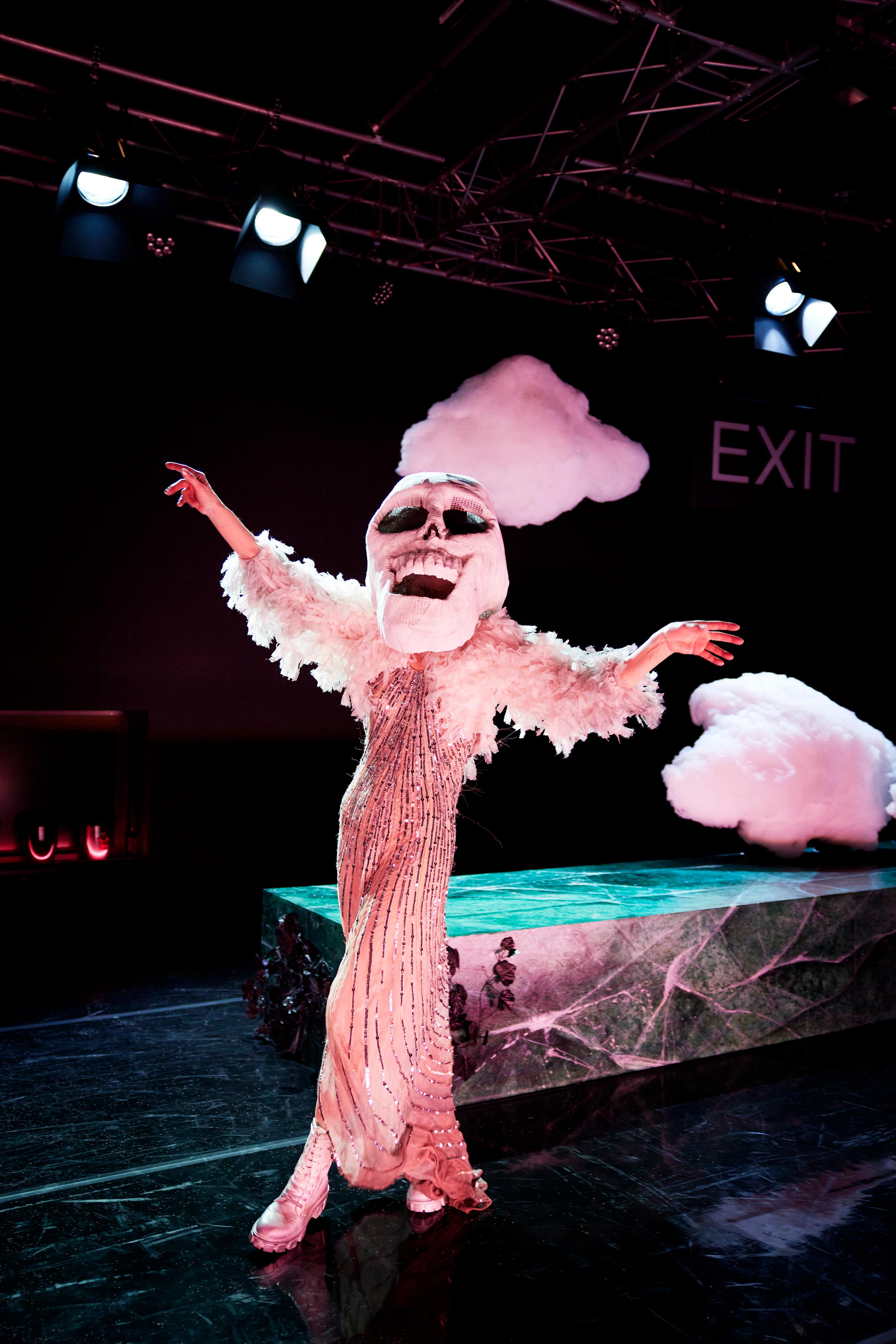 Annette Büschelberger, hier mit Totenmaske, verkörpert den Tod in Wenzel Winzers Rechercheprojekt „Exit - Sterben für Anfänger*innen“ am Staatsschauspiel Nürnberg