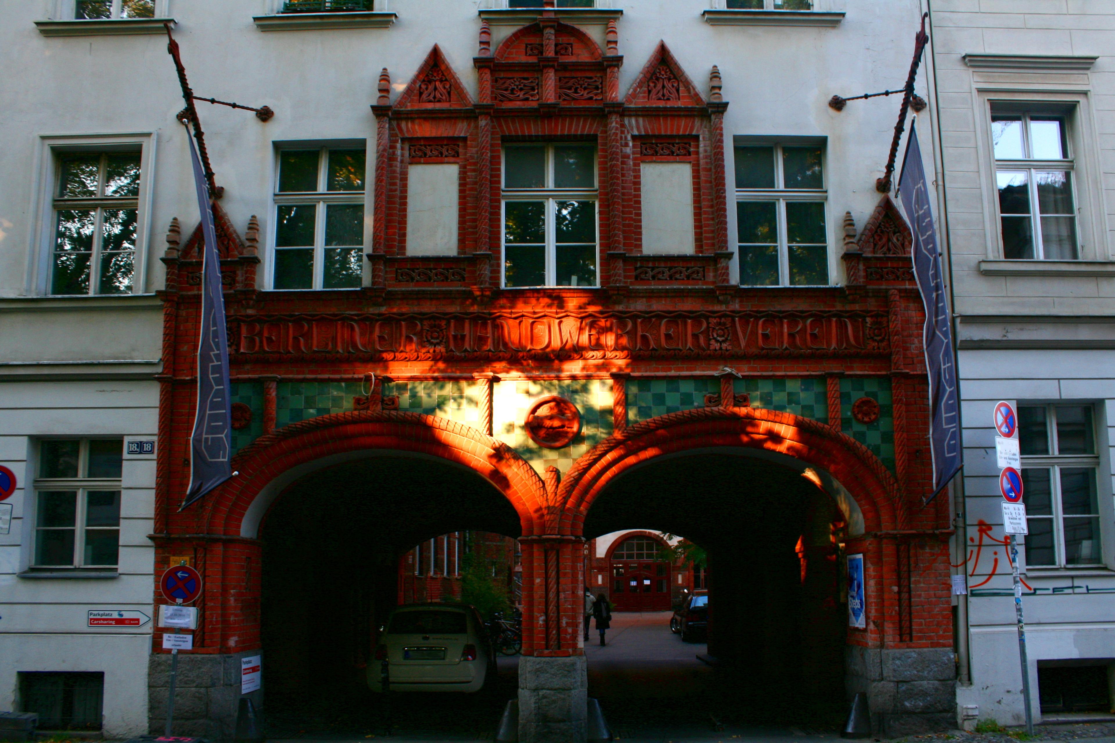 Haupteingang des Handwerkervereinshauses (Sophienstraße, Berlin-Mitte), das die Sophiensaele beheimatet