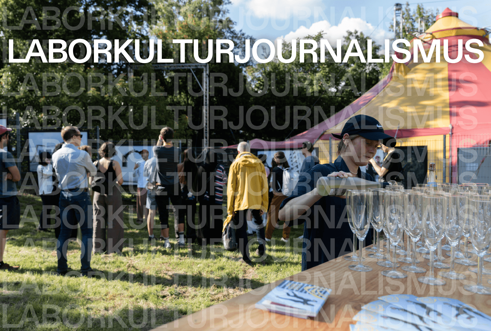 Volunteer Almuth schenkt für die Eröffnung des CircusDanceFestivals Getränke aus. Foto Franz Schardt