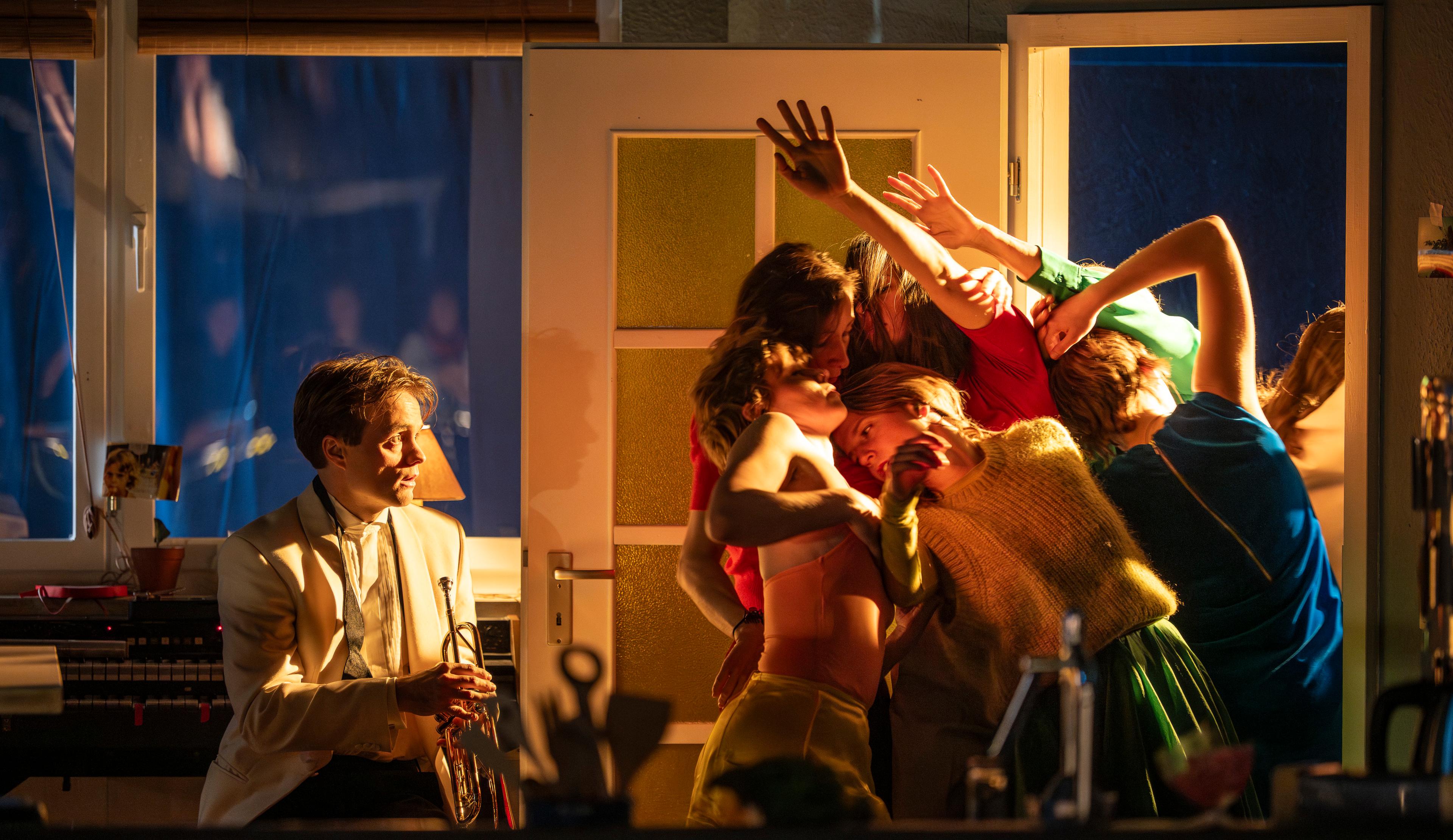 Penthesile:a:s als Kollektiv aller Frauen in MarDis Überschreibung am neuen theater Halle in der Regie von Sandra Hüller und Tom Schneider. Foto Falk Wenzel