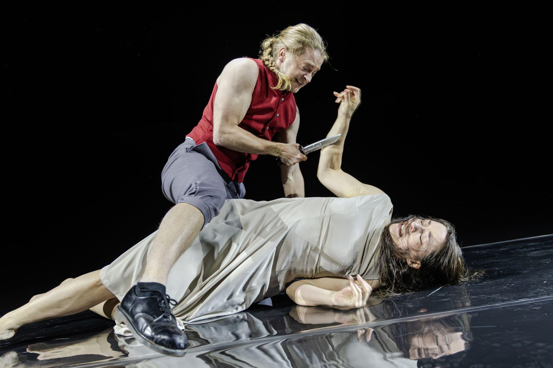 Die Sprache der Gewalt: Johann (Henning Mittwollen) und Agnes (Emma Lotta Wegner) in „Die Familie Schroffenstein“ in der Regie von Kay Metzger am Theater Ulm. Foto Sylvain Guillot