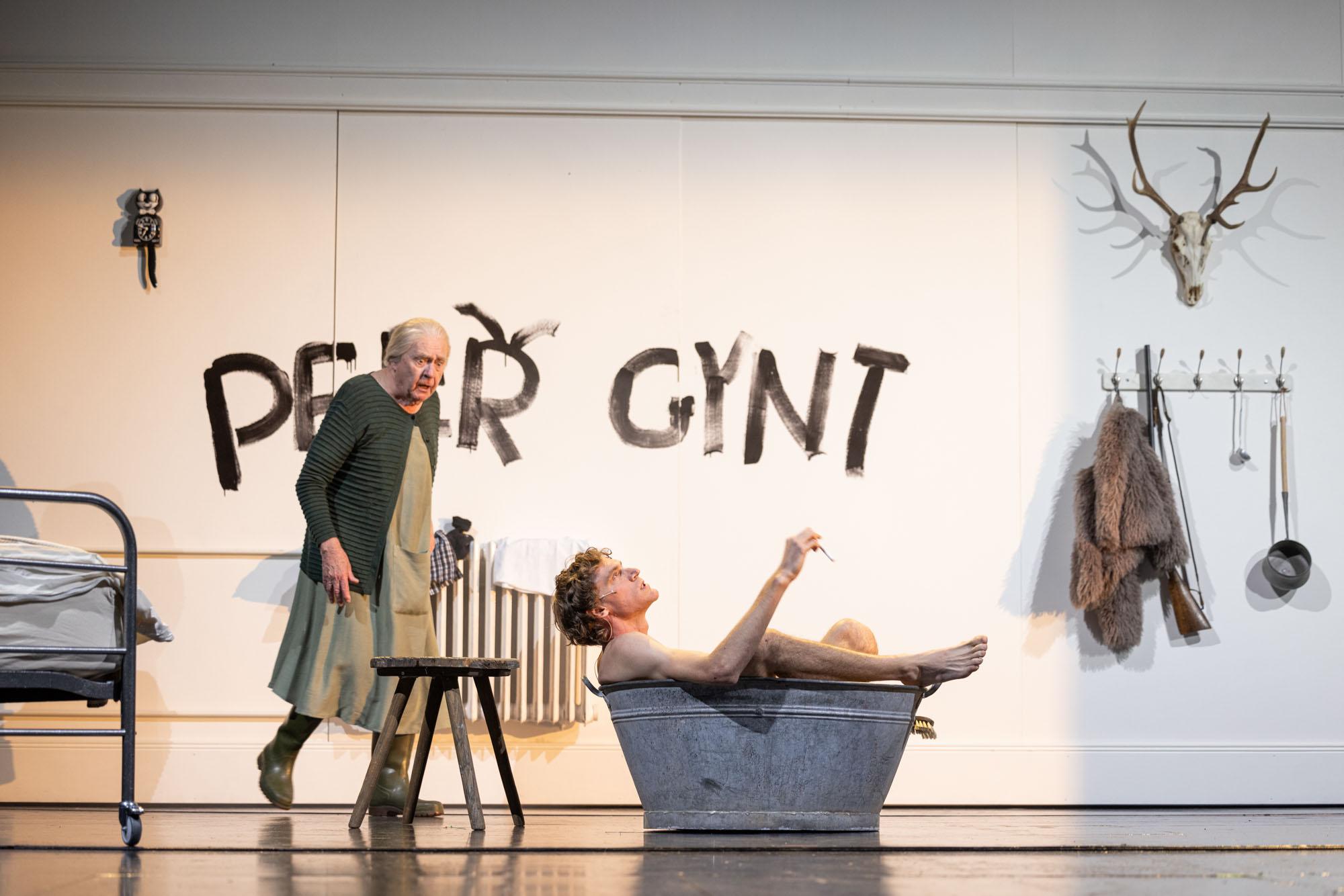 Hartmut Stanke und Thieß Brammer in „Peer Gynt“ in der Regie von Yair Sherman am Theater Freiburg. Foto Britt Schilling