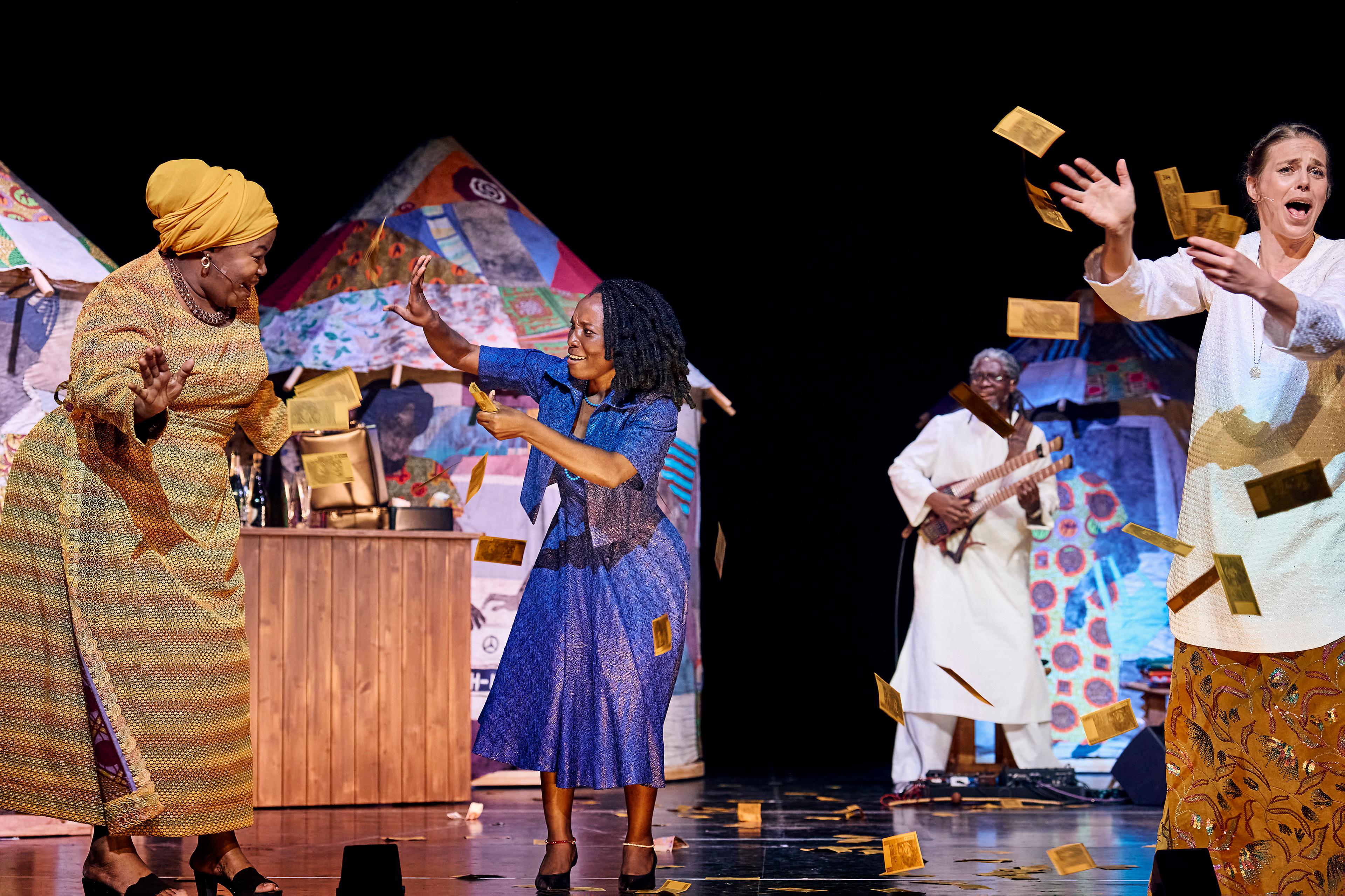 Vielsprachigkeit, Musikalität und handlungsfähige Frauenfiguren: „Wax Trader“ von Eva-Maria Bertschy und Edwige Dro am Vorarlberger Landestheater Bregenz.