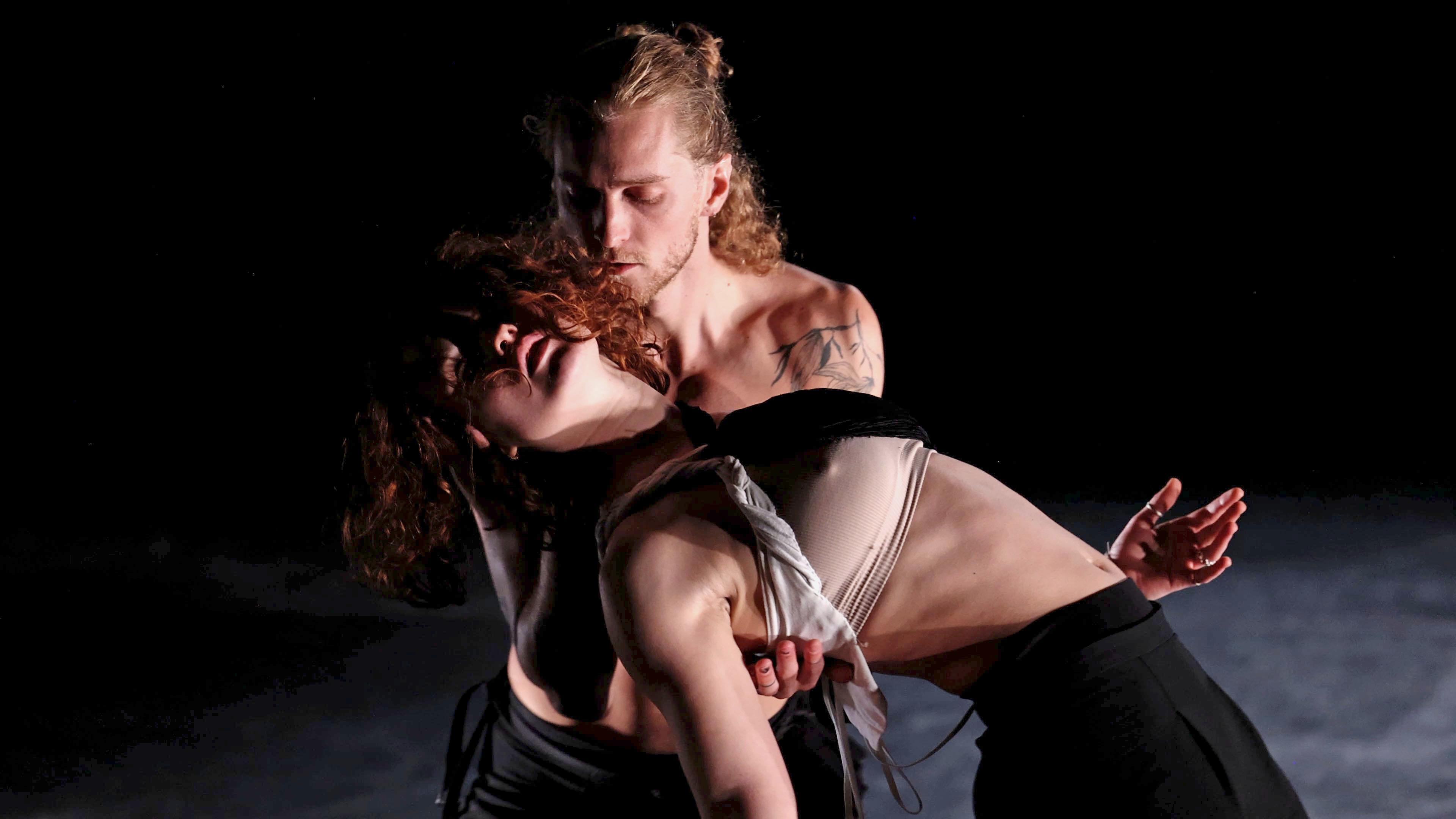 Von mittelalterlichen Hoftänzen bis Salsa: „To the Hands“ von BODHI PROJECT ist eine tänzerische Erkundung von Berührungen, Beziehungen und Nähe – und ihrer Kultur.