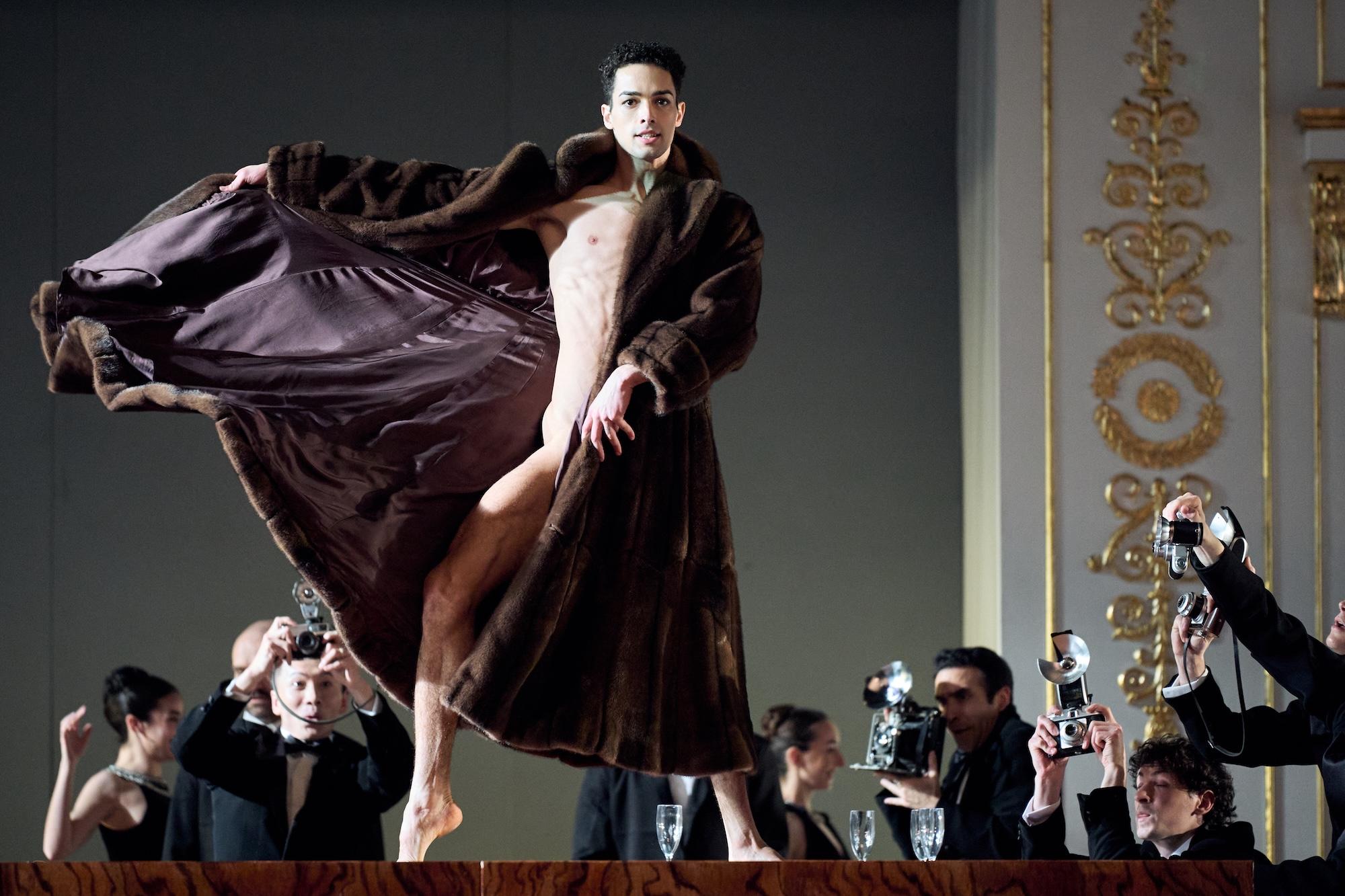 In Russland verboten, in Berlin gabs Standing Ovations: „Nurejew“ in der Inszenierung von Kirill Serebrennikov mit Choreographien von Yuri Possokhov und Musik von Ilya Demutsky am Staatsballett Berlin.