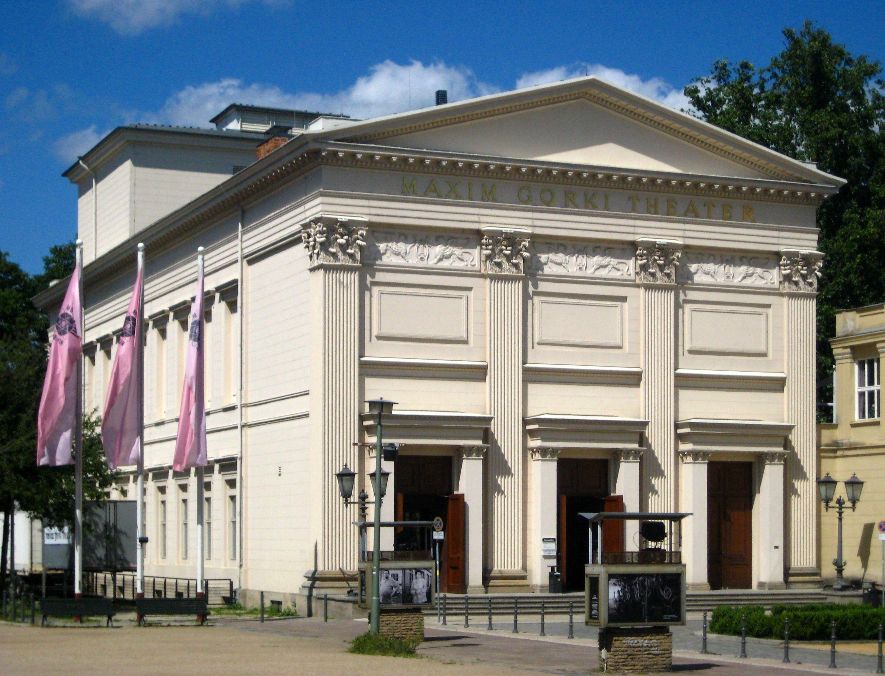 Das "Maxim-Gorki-Theater", Am Festungsgraben in Berlin-Mitte; erbaut 1825-1827 als Singakademie nach einem Entwurf