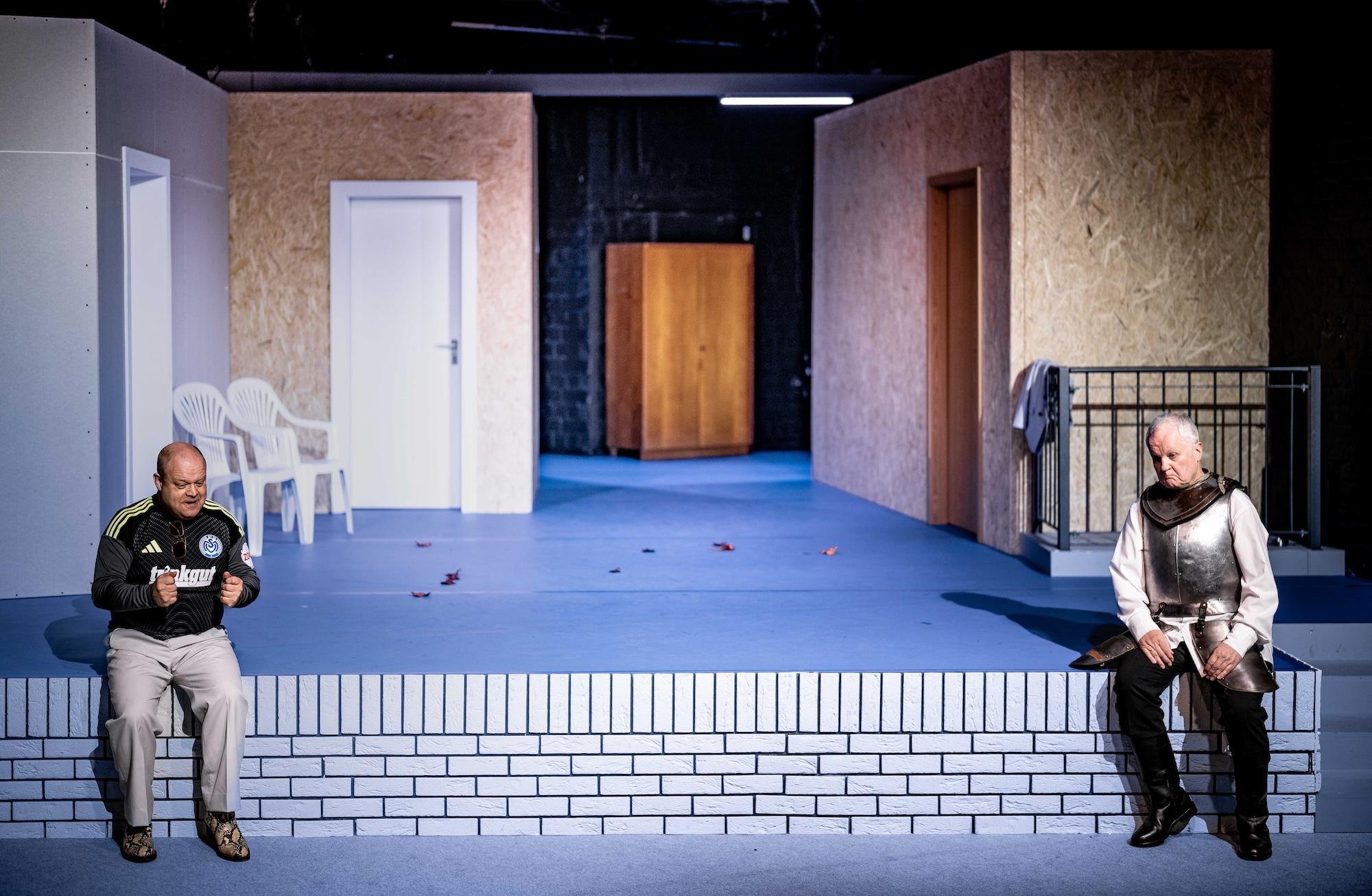 Mit leisen Pointen und skurrilen Momenten gegen die Vereinzelung: „Wo sind denn alle?“ am Schlosstheater Moers von Leo Meier und Emil Borgeest.