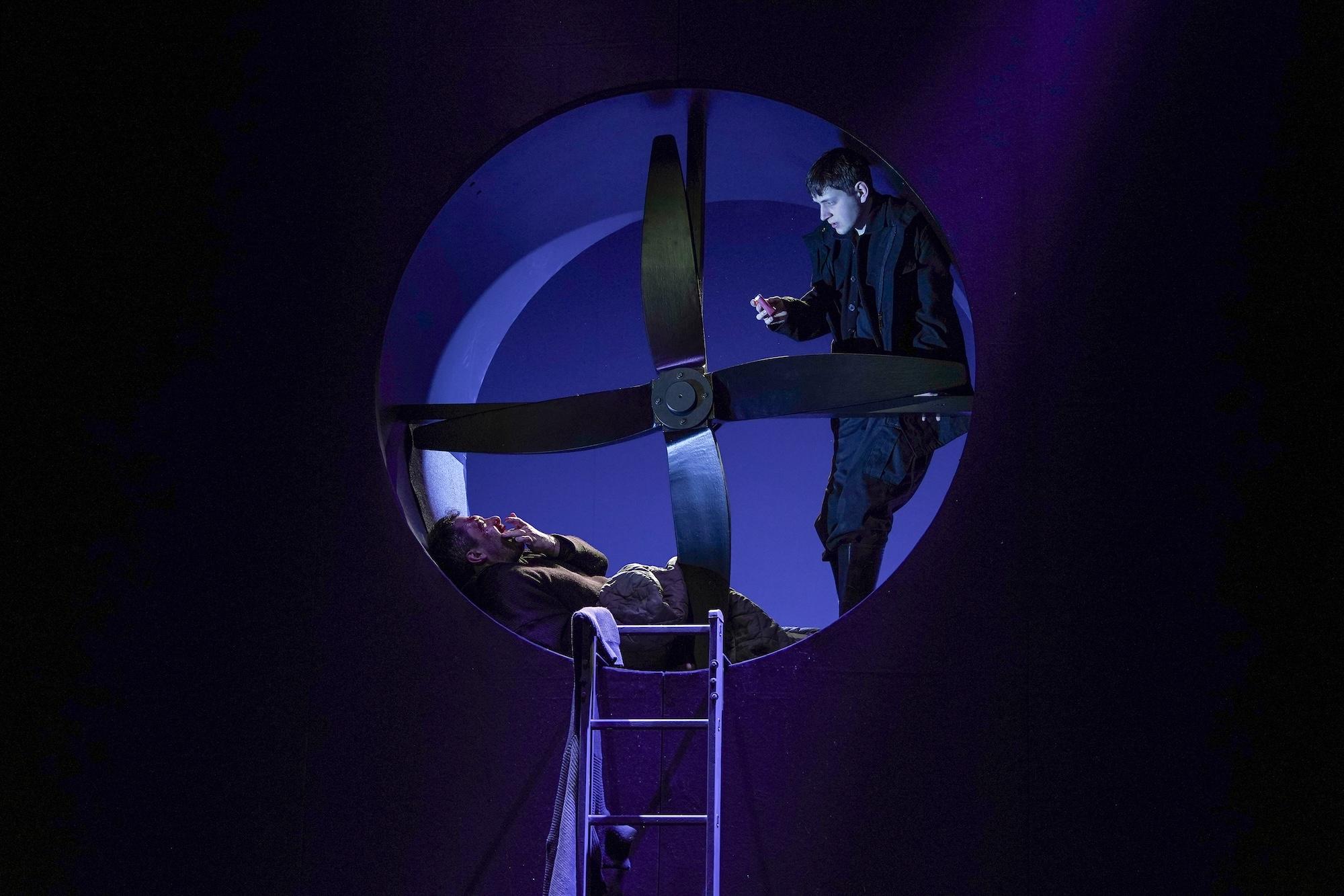 „Man darf sich nicht um alles kümmern“, aber muss man? „Der blinde Passagier“ von Maria Lazar in der Regie von Malte Kreuzfeldt am Theater Kiel.