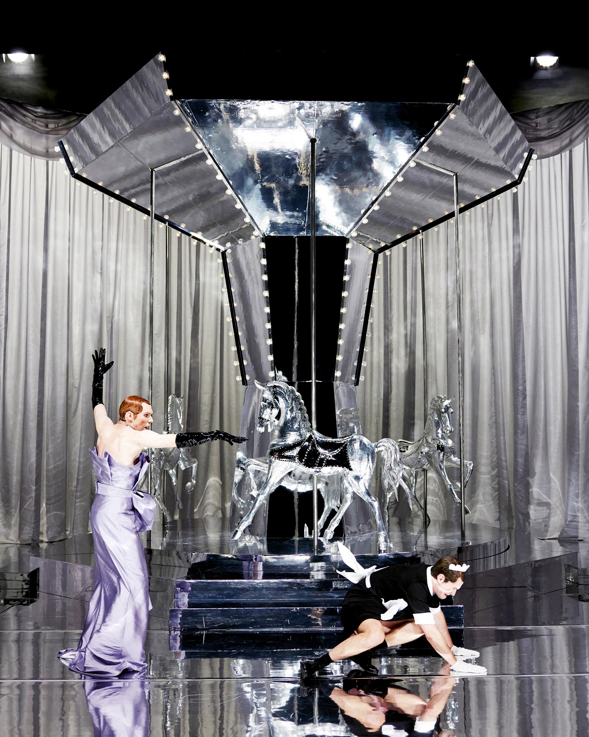 „Die Zofen“ von Jean Genet. Regie Lucia Bihler am Münchner Volkstheater, 2023. Bühne Jessica Rockstroh, Kostüm Leonie Falke