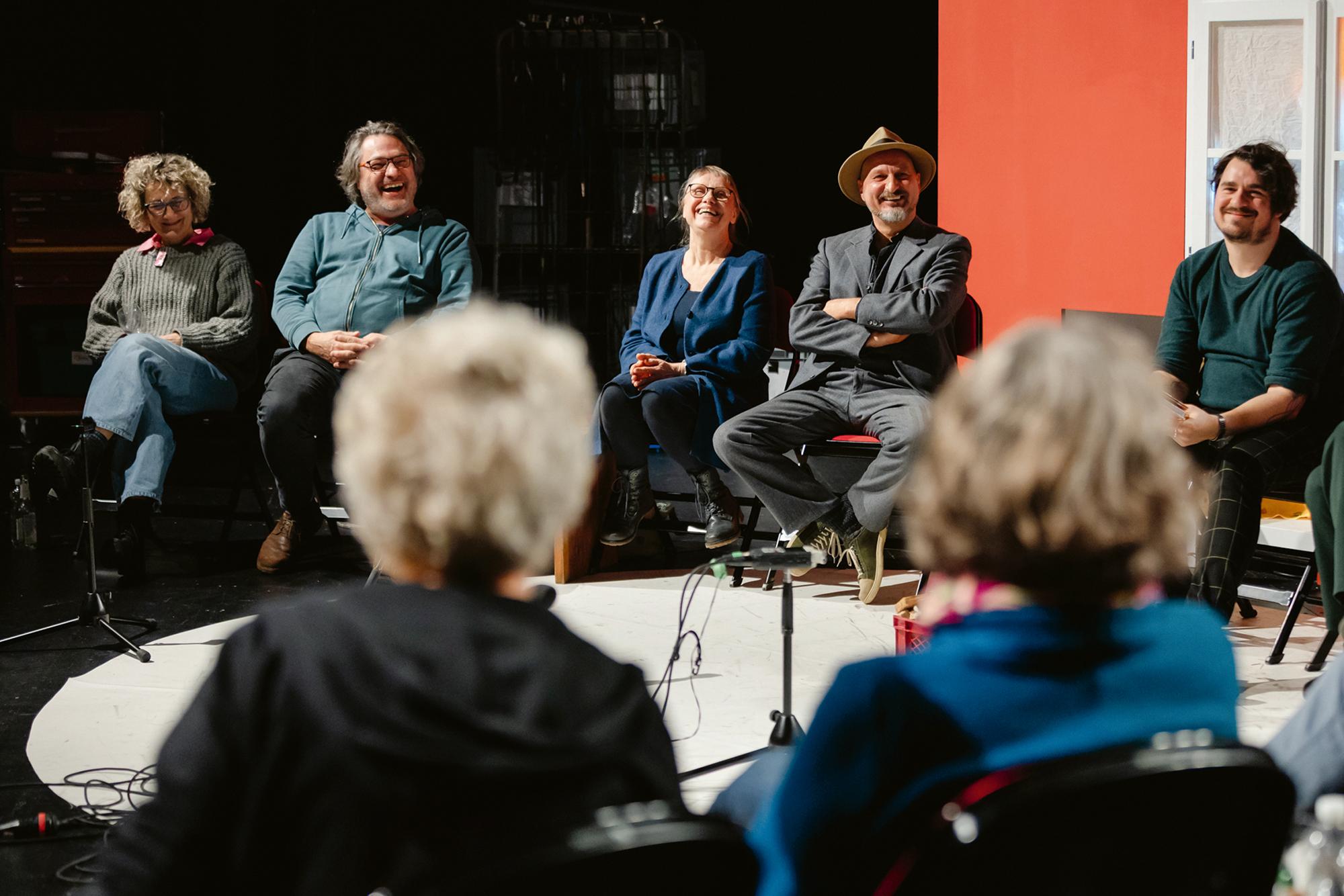 Kamingespräch im Februar 2026 · Christine Janner, Andi Wagner, Beatrix Cameron, Martin Obermeier, Jakob Jokisch, Foto: Simone Voggenreiter