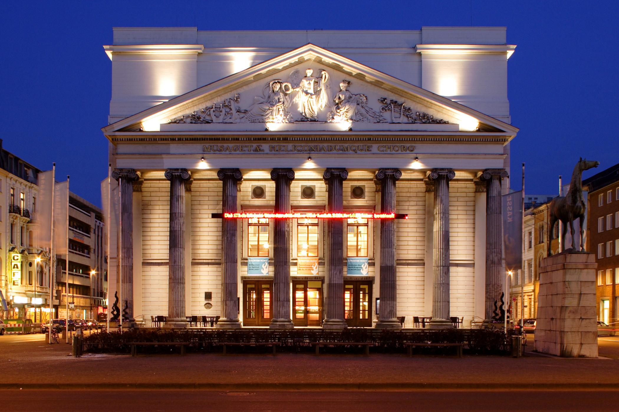 Aachen Theatre
The photo shows the theatre in Aachen, Germany.
Camera data
Camera: Canon EOS 350D
Lens: EF-S 18